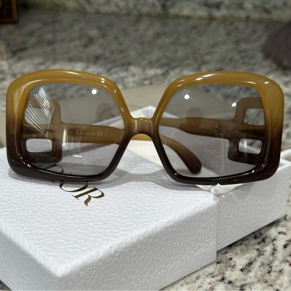 Christian Dior 737 Sunglasses – Oversized Honey Optyl Frame | 1970s - Picture 3 of 17